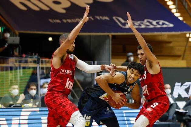 03.03.2021, Basketball, BBL 2020 2021, 20. Spieltag, HAKRO Merlins Crailsheim - s.Oliver Wuerzburg, GER, Ilshofen, Arena Hohenlohe, Bild: v. li. Alex King (s.Oliver Wuerzburg), Jeremy Jones (Merlins) und Tyson Ward (s.Oliver Wuerzburg) Copyright: HMBxMedia xHeikoxBecker