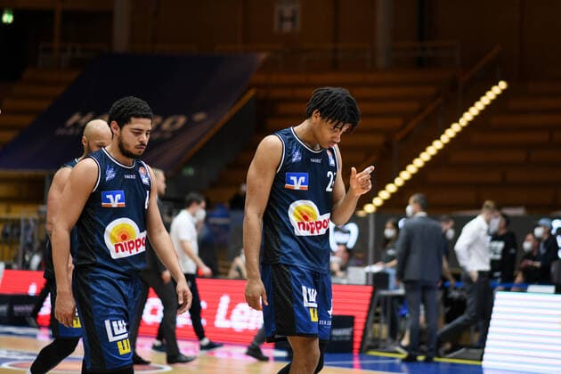 Jeremy Jones (HAKRO Merlins Crailsheim) und Nimrod Hilliard (HAKRO Merlins Crailsheim) sind enttaeuscht ueber die Niederlage, GER, HAKRO Merlins Crailsheim vs. s.Oliver Wuerzburg, 03.03.2021, 20. Spieltag easycredit Basketball Bundesliga, Spielzeit 2020 2021. GER, HAKRO Merlins Crailsheim vs. s.Oliver Wuerzburg, 03.03.2021, 20. Spieltag easycredit Basketball Bundesliga, Spielzeit 2020 2021 Crailsheim Copyright: xEibnerxPressefoto MichaelxMemmlerx EP_MMR
