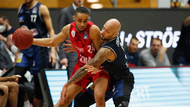 Deutschland, Crailsheim, Arena Hohenlohe, 03.03.2021, emspor, emonline, despor, deonline, HAKRO Merlins Crailsheim vs. s.Oliver Wuerzburg, easyCredit BBL, 20. Spieltag Bild: v. l. Cameron Hunt (s.Oliver Wuerzburg) gegen Maurice Stuckey (HAKRO Merlins Crailsheim) Copyright: HMBxMedia JulienxBecker