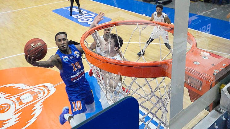 Basketball 1. Bundesliga, Saison 2020 2021, 20. Spieltag, Syntainics MBC Weißenfels vs. JobStairs GIESSEN 46ers (03.03.2021) 102:81 (50:39). Anthony Barber (MBC Weissenfels, Rueckennummer Nummer 10) am Korb beim Spiel MBC Weißenfels gegen Gießen (03.03.2021) Weißenfels Sachsen-Anhalt Deutschland Stadthalle Weißenfels