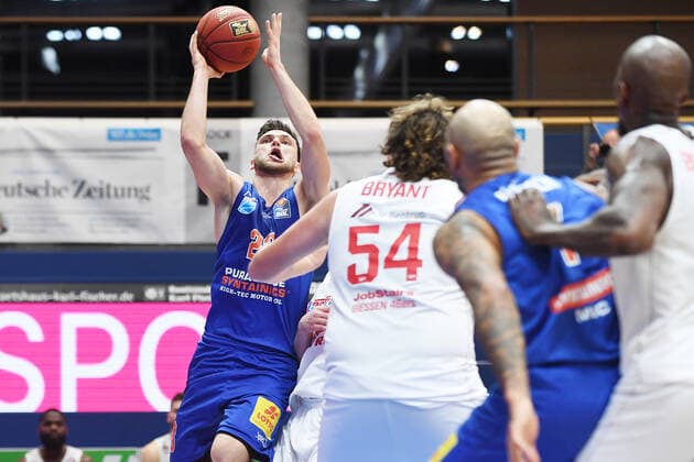 Basketball 1. Bundesliga, Saison 2020 2021, 20. Spieltag, Syntainics MBC Weißenfels vs. JobStairs GIESSEN 46ers (03.03.2021) Michal Michalak (MBC Weissenfels, Rueckennummer Nummer 23) am Ball gegen John Bryant (Center Giessen 46ers, Rueckennummer 54) beim Spiel MBC Weißenfels gegen Gießen (03.03.2021) Weißenfels Sachsen-Anhalt Deutschland Stadthalle Weißenfels
