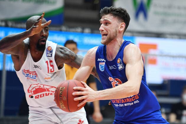 Basketball 1. Bundesliga, Saison 2020 2021, 20. Spieltag, Syntainics MBC Weißenfels vs. JobStairs GIESSEN 46ers (03.03.2021) 102:81 (50:39) Michal Michalak (MBC Weissenfels, Rueckennummer Nummer 23) am Ball gegen Brandon Bowman (Forward Giessen 46ers, Rueckennummer 15) beim Spiel MBC Weißenfels gegen Gießen (03.03.2021) Weißenfels Sachsen-Anhalt Deutschland Stadthalle Weißenfels