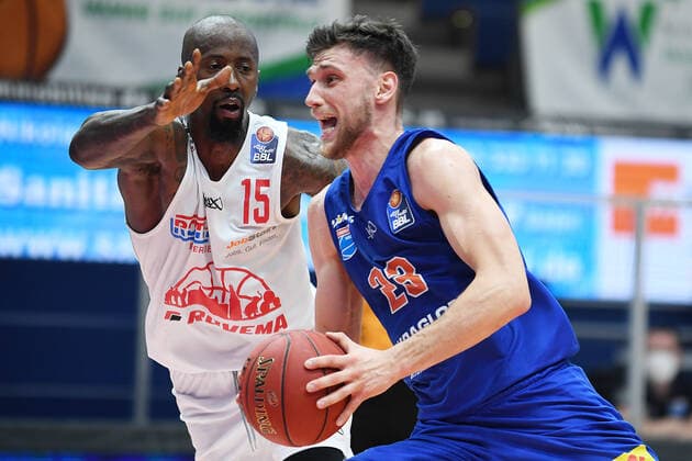 Basketball 1. Bundesliga, Saison 2020 2021, 20. Spieltag, Syntainics MBC Weißenfels vs. JobStairs GIESSEN 46ers (03.03.2021) 102:81 (50:39) Michal Michalak (MBC Weissenfels, Rueckennummer Nummer 23) am Ball gegen Brandon Bowman (Forward Giessen 46ers, Rueckennummer 15) beim Spiel MBC Weißenfels gegen Gießen (03.03.2021) Weißenfels Sachsen-Anhalt Deutschland Stadthalle Weißenfels