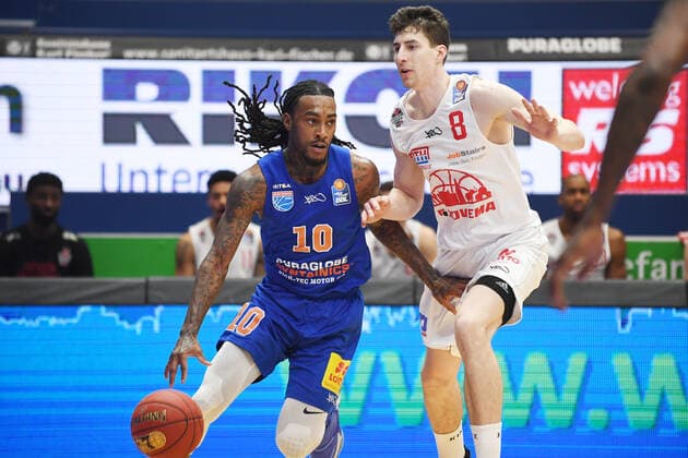 Basketball 1. Bundesliga, Saison 2020 2021, 20. Spieltag, Syntainics MBC Weißenfels vs. JobStairs GIESSEN 46ers (03.03.2021) 102:81 (50:39) Anthony Barber (MBC Weissenfels, Rueckennummer Nummer 10) am Ball gegen Alen Pjanic (Forward Giessen 46ers, Rueckennummer 8) am Ball beim Spiel MBC Weißenfels gegen Gießen (03.03.2021) Weißenfels Sachsen-Anhalt Deutschland Stadthalle Weißenfels