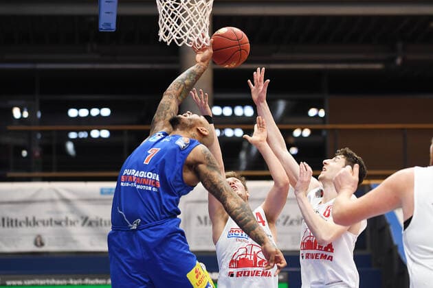 Basketball 1. Bundesliga, Saison 2020 2021, 20. Spieltag, Syntainics MBC Weißenfels vs. JobStairs GIESSEN 46ers (03.03.2021) 102:81 (50:39) Kampf um den Ball am Korb zwischen Sergio Kerusch (MBC Weissenfels, Rueckennummer Nummer 7), Bjarne Kraushaar (Guard Giessen 46ers, Rueckennummer 4), Alen Pjanic (Forward Giessen 46ers, Rueckennummer 8) (v.l.n.r.) beim Spiel MBC Weißenfels gegen Gießen (03.03.2021) Weißenfels Sachsen-Anhalt Deutschland Stadthalle Weißenfels