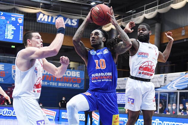 Basketball 1. Bundesliga, Saison 2020 2021, 20. Spieltag, Syntainics MBC Weißenfels vs. JobStairs GIESSEN 46ers (03.03.2021) 102:81 (50:39) Anthony Barber (MBC Weissenfels, Rueckennummer Nummer 10) am Ball gegen Scottie James Jr. (Forward Giessen 46ers, Rueckennummer 31) (li.) und Jonathan Stark (Guard Giessen 46ers, Rueckennummer 1) (re.) beim Spiel MBC Weißenfels gegen Gießen (03.03.2021) Weißenfels Sachsen-Anhalt Deutschland Stadthalle Weißenfels