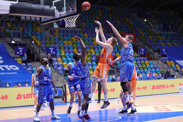 Fraport Skyliners - RASTA Vechta, easyCredit BBL Wurf von Tim Hasbargen (RASTA Vechta, 6) gegen Matt Mobley (Fraport Skyliners, 1) und Rasheed Moore (Fraport Skyliners, 20). Basketball-Spiel der easyCredit BBL zwischen den Fraport Skyliners und RASTA Vechta am 4. Maerz 2021 in der Fraport-Arena in Frankfurt am Main., Frankfurt am Main Hessen Deutschland Fraport-Arena