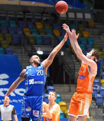 04.03.2021, xhbx, Basketball BBL Bundesliga, Frankfurt Skyliners - Rasta Vechta emspor, v.l. Rasheed Moore (Fraport Skyliners Frankfurt), Jesse Hunt (Rasta Vechta) (DFL DFB REGULATIONS PROHIBIT ANY USE OF PHOTOGRAPHS as IMAGE SEQUENCES and or QUASI-VIDEO) Frankfurt am Main