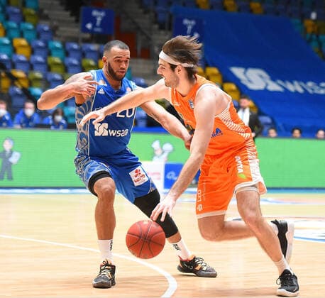 04.03.2021, xhbx, Basketball BBL Bundesliga, Frankfurt Skyliners - Rasta Vechta emspor, v.l. Rasheed Moore (Fraport Skyliners Frankfurt), Robin Christen (Rasta Vechta) (DFL DFB REGULATIONS PROHIBIT ANY USE OF PHOTOGRAPHS as IMAGE SEQUENCES and or QUASI-VIDEO) Frankfurt am Main