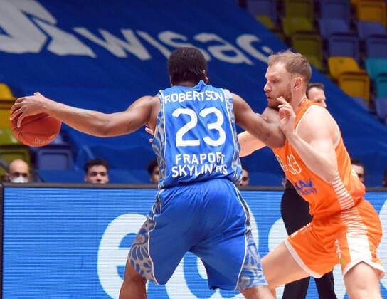 04.03.2021, xhbx, Basketball BBL Bundesliga, Frankfurt Skyliners - Rasta Vechta emspor, v.l. Quantez Robertson (Fraport Skyliners Frankfurt), Robin Christen (Rasta Vechta) (DFL DFB REGULATIONS PROHIBIT ANY USE OF PHOTOGRAPHS as IMAGE SEQUENCES and or QUASI-VIDEO) Frankfurt am Main