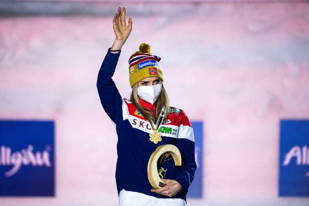 210304 Gold medalist Therese Johaug of Norway at a medal ceremony for the Women s Cross Country Skiing 10 km Free Technique during the FIS Nordic Ski World Championships on March 4, 2021 in Oberstdorf. Photo: Johanna Lundberg BILDBYRAN kod JL JL0096 skidor cross-country skiing langrenn fis nordic world ski championships vm ski-vm skid-vm medaljceremoni medal ceremony 8 bbeng norge Copyright: JOHANNAxLUNDBERG BB210304JL144