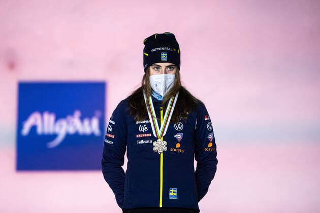 210304 Bronze medalist Ebba Andersson of Sweden at a medal ceremony for the Women s Cross Country Skiing 10 km Free Technique during the FIS Nordic Ski World Championships on March 4, 2021 in Oberstdorf. Photo: Johanna Lundberg BILDBYRAN kod JL JL0096 skidor cross-country skiing langrenn fis nordic world ski championships vm ski-vm skid-vm medaljceremoni medal ceremony 8 bbeng sverige Copyright: JOHANNAxLUNDBERG BB210304JL145