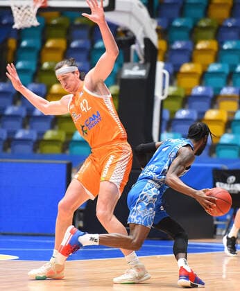 04.03.2021, xhbx, Basketball BBL Bundesliga, Frankfurt Skyliners - Rasta Vechta emspor, v.l. Dennis Clifford (Rasta Vechta), Matt Mobley (Fraport Skyliners Frankfurt) (DFL DFB REGULATIONS PROHIBIT ANY USE OF PHOTOGRAPHS as IMAGE SEQUENCES and or QUASI-VIDEO) Frankfurt am Main
