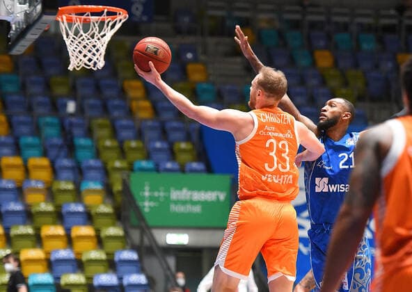 04.03.2021, xhbx, Basketball BBL Bundesliga, Frankfurt Skyliners - Rasta Vechta emspor, v.l. Robin Christen (Rasta Vechta), Kamari Murphy (Fraport Skyliners Frankfurt) (DFL DFB REGULATIONS PROHIBIT ANY USE OF PHOTOGRAPHS as IMAGE SEQUENCES and or QUASI-VIDEO) Frankfurt am Main