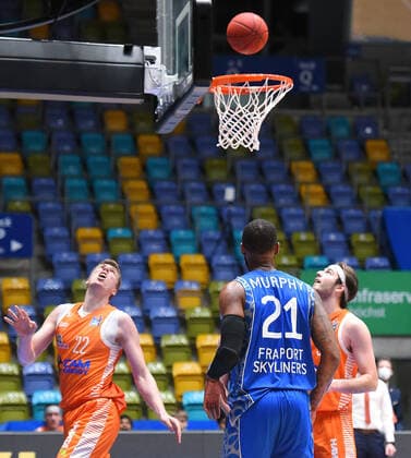 04.03.2021, xhbx, Basketball BBL Bundesliga, Frankfurt Skyliners - Rasta Vechta emspor, v.l. Björn Rohwer (Rasta Vechta), Kamari Murphy (Fraport Skyliners Frankfurt), Jesse Hunt (Rasta Vechta) (DFL DFB REGULATIONS PROHIBIT ANY USE OF PHOTOGRAPHS as IMAGE SEQUENCES and or QUASI-VIDEO) Frankfurt am Main