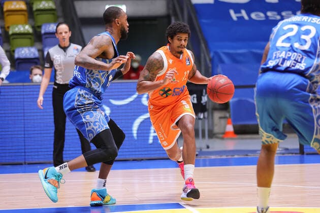 Fraport Skyliners - RASTA Vechta, easyCredit BBL Edgar Sosa (RASTA Vechta, 12) gegen Kamari Murphy (Fraport Skyliners, 21). Basketball-Spiel der easyCredit BBL zwischen den Fraport Skyliners und RASTA Vechta am 4. Maerz 2021 in der Fraport-Arena in Frankfurt am Main., Frankfurt am Main Hessen Deutschland Fraport-Arena