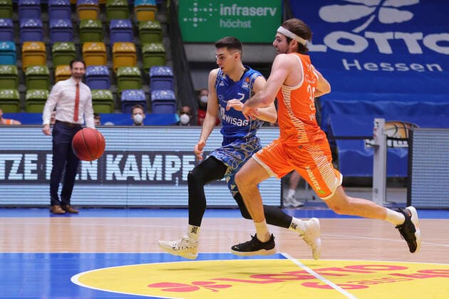 Fraport Skyliners - RASTA Vechta, easyCredit BBL Laufduell zwischen Jesse Hunt (RASTA Vechta, 34) und Bruno Vrcic (Fraport Skyliners, 7). Basketball-Spiel der easyCredit BBL zwischen den Fraport Skyliners und RASTA Vechta am 4. Maerz 2021 in der Fraport-Arena in Frankfurt am Main., Frankfurt am Main Hessen Deutschland Fraport-Arena