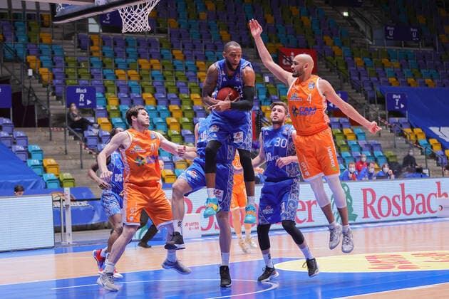 Fraport Skyliners - RASTA Vechta, easyCredit BBL Rebound von Kamari Murphy (Fraport Skyliners, 21) gegen Stefan Peno (RASTA Vechta, 4). Basketball-Spiel der easyCredit BBL zwischen den Fraport Skyliners und RASTA Vechta am 4. Maerz 2021 in der Fraport-Arena in Frankfurt am Main., Frankfurt am Main Hessen Deutschland Fraport-Arena