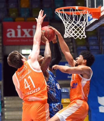 04.03.2021, xhbx, Basketball BBL Bundesliga, Frankfurt Skyliners - Rasta Vechta emspor, v.l. Will Vorhess (Rasta Vechta), Kamari Murphy (Fraport Skyliners Frankfurt), Jordan Barnett (Rasta Vechta) (DFL DFB REGULATIONS PROHIBIT ANY USE OF PHOTOGRAPHS as IMAGE SEQUENCES and or QUASI-VIDEO) Frankfurt am Main