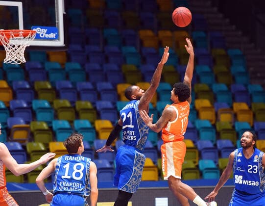 04.03.2021, xhbx, Basketball BBL Bundesliga, Frankfurt Skyliners - Rasta Vechta emspor, v.l. Kamari Murphy (Fraport Skyliners Frankfurt), Edgar Sosa (Rasta Vechta) (DFL DFB REGULATIONS PROHIBIT ANY USE OF PHOTOGRAPHS as IMAGE SEQUENCES and or QUASI-VIDEO) Frankfurt am Main