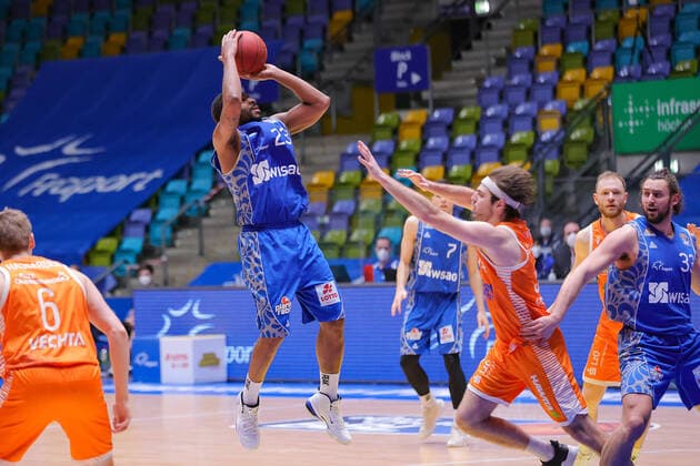 Fraport Skyliners - RASTA Vechta, easyCredit BBL Distanzwurf von Quantez Robertson (Fraport Skyliners, 23) gegen Jesse Hunt (RASTA Vechta, 34). Basketball-Spiel der easyCredit BBL zwischen den Fraport Skyliners und RASTA Vechta am 4. Maerz 2021 in der Fraport-Arena in Frankfurt am Main., Frankfurt am Main Hessen Deutschland Fraport-Arena