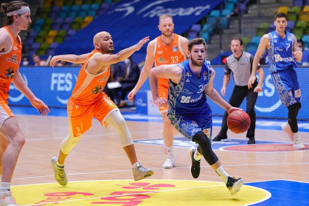 Fraport Skyliners - RASTA Vechta, easyCredit BBL Stefan Peno (RASTA Vechta, 4) versucht Jon Axel Gudmundsson (Fraport Skyliners, 30) aufzuhalten. Basketball-Spiel der easyCredit BBL zwischen den Fraport Skyliners und RASTA Vechta am 4. Maerz 2021 in der Fraport-Arena in Frankfurt am Main., Frankfurt am Main Hessen Deutschland Fraport-Arena