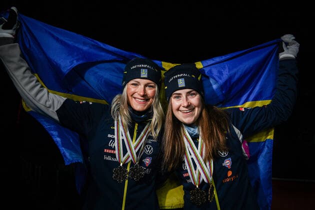 210304 Frida Karlsson and Ebba Andersson of Sweden pose for a portrait with their medals after a medal ceremony for the Women s Cross Country Skiing 10 km Free Technique during the FIS Nordic Ski World Championships on March 4, 2021 in Oberstdorf. Photo: Johanna Lundberg BILDBYRAN kod JL JL0096 skidor cross-country skiing langrenn fis nordic world ski championships vm ski-vm skid-vm medaljceremoni medal ceremony 8 bbeng sverige porträtt jubel Copyright: JOHANNAxLUNDBERG BB210304JL154