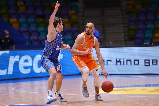 Fraport Skyliners - RASTA Vechta, easyCredit BBL Stefan Peno (RASTA Vechta, 4) gegen den verteidigenden Joe Rahon (Fraport Skyliners, 18). Basketball-Spiel der easyCredit BBL zwischen den Fraport Skyliners und RASTA Vechta am 4. Maerz 2021 in der Fraport-Arena in Frankfurt am Main., Frankfurt am Main Hessen Deutschland Fraport-Arena