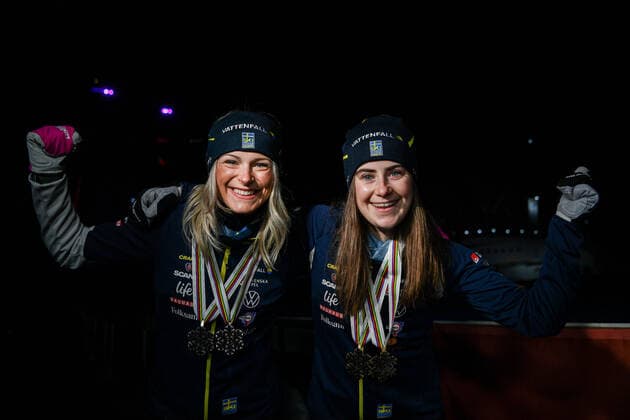 210304 Frida Karlsson and Ebba Andersson of Sweden pose for a portrait with their medals after a medal ceremony for the Women s Cross Country Skiing 10 km Free Technique during the FIS Nordic Ski World Championships on March 4, 2021 in Oberstdorf. Photo: Johanna Lundberg BILDBYRAN kod JL JL0096 skidor cross-country skiing langrenn fis nordic world ski championships vm ski-vm skid-vm medaljceremoni medal ceremony 8 bbeng sverige porträtt jubel Copyright: JOHANNAxLUNDBERG BB210304JL155