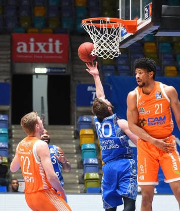 04.03.2021, xhbx, Basketball BBL Bundesliga, Frankfurt Skyliners - Rasta Vechta emspor, v.l. Björn Rohwer (Rasta Vechta), Jon Axel Gudmundsson (Fraport Skyliners Frankfurt), Jordan Barnett (Rasta Vechta) (DFL DFB REGULATIONS PROHIBIT ANY USE OF PHOTOGRAPHS as IMAGE SEQUENCES and or QUASI-VIDEO) Frankfurt am Main