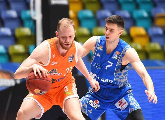 04.03.2021, xhbx, Basketball BBL Bundesliga, Frankfurt Skyliners - Rasta Vechta emspor, v.l. Robin Christen (Rasta Vechta), Bruno Vrcic (Fraport Skyliners Frankfurt) (DFL DFB REGULATIONS PROHIBIT ANY USE OF PHOTOGRAPHS as IMAGE SEQUENCES and or QUASI-VIDEO) Frankfurt am Main