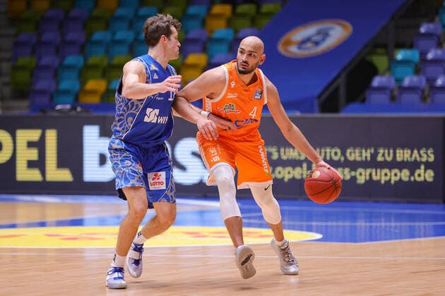 Fraport Skyliners - RASTA Vechta, easyCredit BBL Stefan Peno (RASTA Vechta, 4) gegen den verteidigenden Joe Rahon (Fraport Skyliners, 18). Basketball-Spiel der easyCredit BBL zwischen den Fraport Skyliners und RASTA Vechta am 4. Maerz 2021 in der Fraport-Arena in Frankfurt am Main., Frankfurt am Main Hessen Deutschland Fraport-Arena
