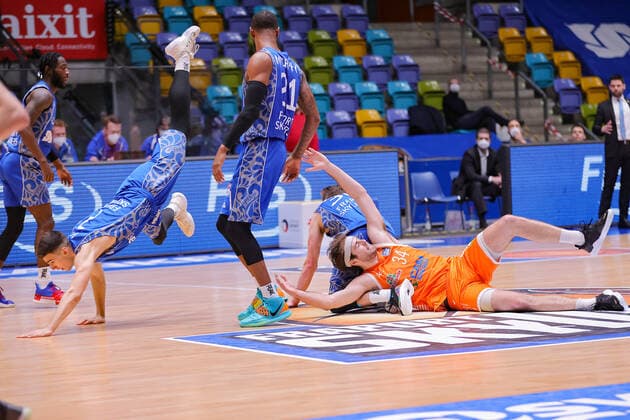 Fraport Skyliners - RASTA Vechta, easyCredit BBL Jon Axel Gudmundsson (Fraport Skyliners, 30) und Jesse Hunt (RASTA Vechta, 34) sind zu Boden gegangen, links versucht Bruno Vrcic (Fraport Skyliners, 7) einen Sturz zu vermeiden. Basketball-Spiel der easyCredit BBL zwischen den Fraport Skyliners und RASTA Vechta am 4. Maerz 2021 in der Fraport-Arena in Frankfurt am Main., Frankfurt am Main Hessen Deutschland Fraport-Arena