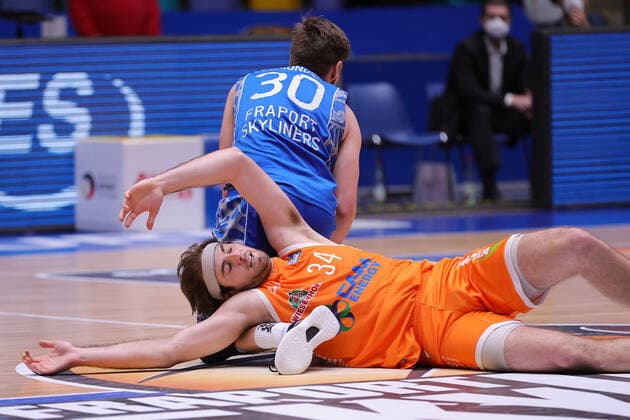 Sport Bilder des Tages Fraport Skyliners - RASTA Vechta, easyCredit BBL Jesse Hunt (RASTA Vechta, 34) und Jon Axel Gudmundsson (Fraport Skyliners, 30) sind zu Boden gegangen. Basketball-Spiel der easyCredit BBL zwischen den Fraport Skyliners und RASTA Vechta am 4. Maerz 2021 in der Fraport-Arena in Frankfurt am Main., Frankfurt am Main Hessen Deutschland Fraport-Arena