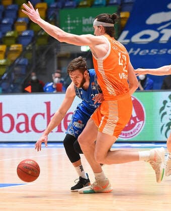 04.03.2021, xhbx, Basketball BBL Bundesliga, Frankfurt Skyliners - Rasta Vechta emspor, v.l. Jon Axel Gudmundsson (Fraport Skyliners Frankfurt), Dennis Clifford (Rasta Vechta) (DFL DFB REGULATIONS PROHIBIT ANY USE OF PHOTOGRAPHS as IMAGE SEQUENCES and or QUASI-VIDEO) Frankfurt am Main