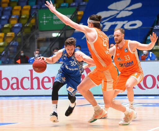 04.03.2021, xhbx, Basketball BBL Bundesliga, Frankfurt Skyliners - Rasta Vechta emspor, v.l. Jon Axel Gudmundsson (Fraport Skyliners Frankfurt), Dennis Clifford (Rasta Vechta), Robin Christen (Rasta Vechta) (DFL DFB REGULATIONS PROHIBIT ANY USE OF PHOTOGRAPHS as IMAGE SEQUENCES and or QUASI-VIDEO) Frankfurt am Main