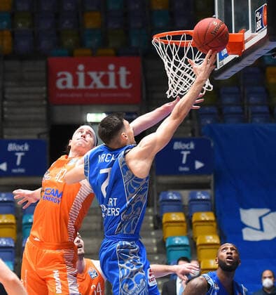 04.03.2021, xhbx, Basketball BBL Bundesliga, Frankfurt Skyliners - Rasta Vechta emspor, v.l. Dennis Clifford (Rasta Vechta), Bruno Vrcic (Fraport Skyliners Frankfurt), Kamari Murphy (Fraport Skyliners Frankfurt) (DFL DFB REGULATIONS PROHIBIT ANY USE OF PHOTOGRAPHS as IMAGE SEQUENCES and or QUASI-VIDEO) Frankfurt am Main