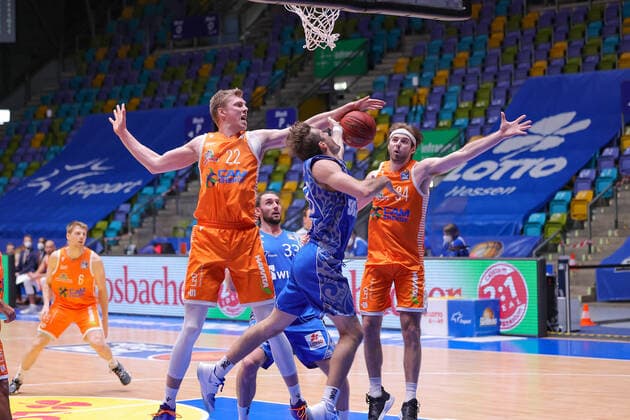 Fraport Skyliners - RASTA Vechta, easyCredit BBL Foul an Jon Axel Gudmundsson (Fraport Skyliners, 30) von Bjoern Rohwer (RASTA Vechta, 22) Basketball-Spiel der easyCredit BBL zwischen den Fraport Skyliners und RASTA Vechta am 4. Maerz 2021 in der Fraport-Arena in Frankfurt am Main., Frankfurt am Main Hessen Deutschland Fraport-Arena
