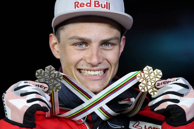 Bilder des Jahres 2021, Sport 03 März Sport Themen der Woche KW09 Sport Bilder des Tages NORDIC SKIING - FIS Nordic World Ski Championships Oberstdorf 2021 OBERSTDORF,GERMANY,04.MAR.21 - NORDIC SKIING, NORDIC COMBINED - FIS Nordic World Ski Championships, 10km Gundersen, large hill, men, award ceremony. Image shows Johannes Lamparter (AUT). Keywords: medal. GEPAxpictures xChristianxWalgram