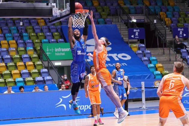 Fraport Skyliners - RASTA Vechta, easyCredit BBL Dunking von Kamari Murphy (Fraport Skyliners, 21) gegen Dennis Clifford (RASTA Vechta, 42). Basketball-Spiel der easyCredit BBL zwischen den Fraport Skyliners und RASTA Vechta am 4. Maerz 2021 in der Fraport-Arena in Frankfurt am Main., Frankfurt am Main Hessen Deutschland Fraport-Arena