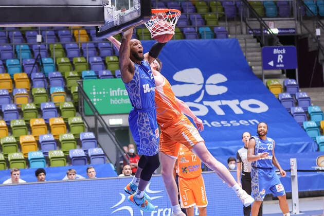 Fraport Skyliners - RASTA Vechta, easyCredit BBL Dunking von Kamari Murphy (Fraport Skyliners, 21) gegen Dennis Clifford (RASTA Vechta, 42). Basketball-Spiel der easyCredit BBL zwischen den Fraport Skyliners und RASTA Vechta am 4. Maerz 2021 in der Fraport-Arena in Frankfurt am Main., Frankfurt am Main Hessen Deutschland Fraport-Arena