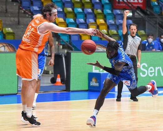04.03.2021, xhbx, Basketball BBL Bundesliga, Frankfurt Skyliners - Rasta Vechta emspor, v.l. Jesse Hunt (Rasta Vechta), Matt Mobley (Fraport Skyliners Frankfurt) (DFL DFB REGULATIONS PROHIBIT ANY USE OF PHOTOGRAPHS as IMAGE SEQUENCES and or QUASI-VIDEO) Frankfurt am Main