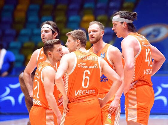 04.03.2021, xhbx, Basketball BBL Bundesliga, Frankfurt Skyliners - Rasta Vechta emspor, v.l. Mannschaft Vechta (DFL DFB REGULATIONS PROHIBIT ANY USE OF PHOTOGRAPHS as IMAGE SEQUENCES and or QUASI-VIDEO) Frankfurt am Main
