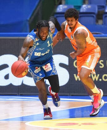 04.03.2021, xhbx, Basketball BBL Bundesliga, Frankfurt Skyliners - Rasta Vechta emspor, v.l. Matt Mobley (Fraport Skyliners Frankfurt), Edgar Sosa (Rasta Vechta) (DFL DFB REGULATIONS PROHIBIT ANY USE OF PHOTOGRAPHS as IMAGE SEQUENCES and or QUASI-VIDEO) Frankfurt am Main