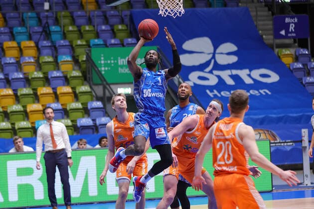 Fraport Skyliners - RASTA Vechta, easyCredit BBL Matt Mobley (Fraport Skyliners, 1) gegen Dennis Clifford (RASTA Vechta, 42). Basketball-Spiel der easyCredit BBL zwischen den Fraport Skyliners und RASTA Vechta am 4. Maerz 2021 in der Fraport-Arena in Frankfurt am Main., Frankfurt am Main Hessen Deutschland Fraport-Arena