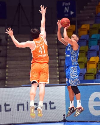 04.03.2021, xhbx, Basketball BBL Bundesliga, Frankfurt Skyliners - Rasta Vechta emspor, v.l. Will Vorhess (Rasta Vechta), Rasheed Moore (Fraport Skyliners Frankfurt) (DFL DFB REGULATIONS PROHIBIT ANY USE OF PHOTOGRAPHS as IMAGE SEQUENCES and or QUASI-VIDEO) Frankfurt am Main