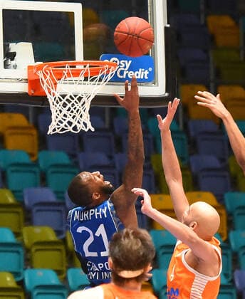04.03.2021, xhbx, Basketball BBL Bundesliga, Frankfurt Skyliners - Rasta Vechta emspor, v.l. Kamari Murphy (Fraport Skyliners Frankfurt), Stefan Peno (Rasta Vechta) (DFL DFB REGULATIONS PROHIBIT ANY USE OF PHOTOGRAPHS as IMAGE SEQUENCES and or QUASI-VIDEO) Frankfurt am Main