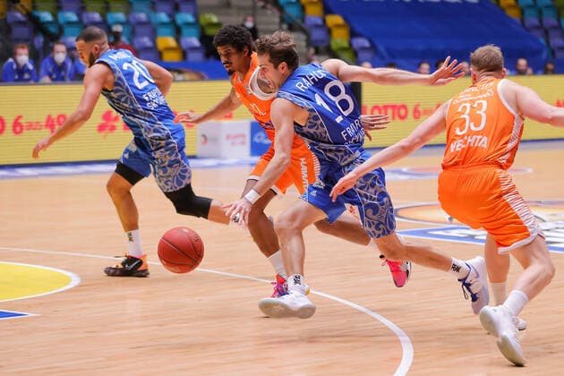 Fraport Skyliners - RASTA Vechta, easyCredit BBL Joe Rahon (Fraport Skyliners, 18) setzt sich gegen Robin Christen (RASTA Vechta, 33) durch und sprintet zum Korb. Basketball-Spiel der easyCredit BBL zwischen den Fraport Skyliners und RASTA Vechta am 4. Maerz 2021 in der Fraport-Arena in Frankfurt am Main., Frankfurt am Main Hessen Deutschland Fraport-Arena