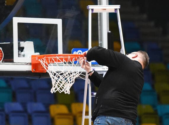 04.03.2021, xhbx, Basketball BBL Bundesliga, Frankfurt Skyliners - Rasta Vechta emspor, v.l. Korb wird im 4. Viertel repariert (DFL DFB REGULATIONS PROHIBIT ANY USE OF PHOTOGRAPHS as IMAGE SEQUENCES and or QUASI-VIDEO) Frankfurt am Main