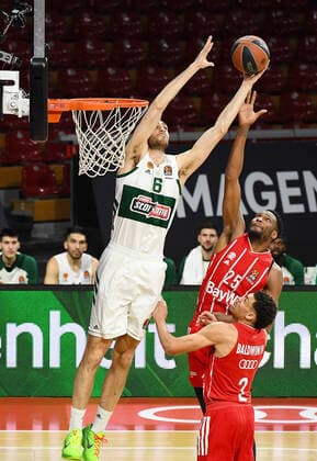 04.03.2021, xemx, Basketball BBL Bundesliga, FC Bayern Muenchen Basketball - Panathinaikos Athen emspor, v.l. Georgios Papagiannis (Panathinaikos Athen), Ja Juan Johnson (FC Bayern Basketball), Wade Baldwin (FC Bayern Basketball) Zweikampf, Duell, Kampf, tackle Muenchen